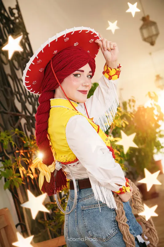La Vaquera del Oeste con sombrero rojo