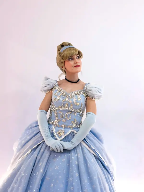 La Princesa del Zapato de Cristal con vestido azul