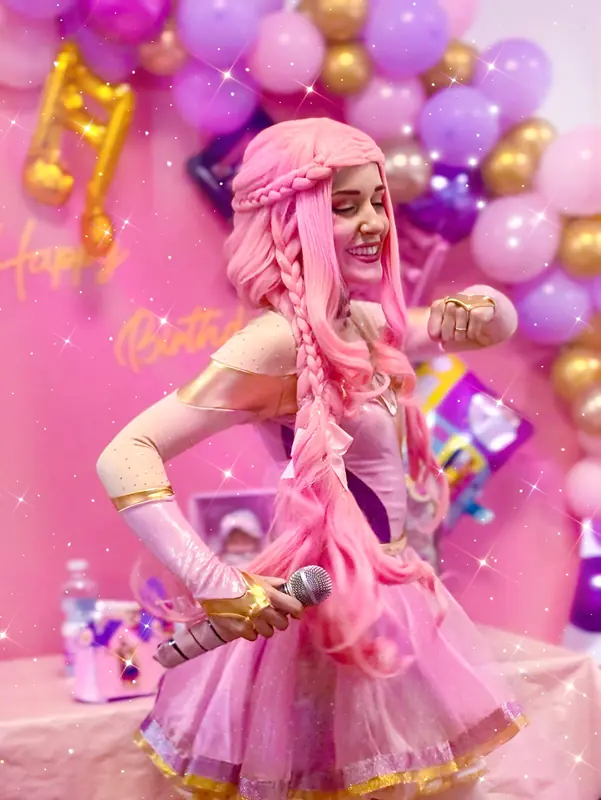 La Estrella Pop Rosa con micrófono