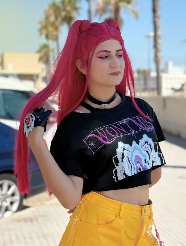 Cazadora K-pop de melena roja